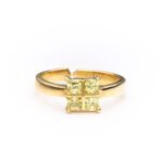 Anillo de plata de ley de 925 con 4 circonitas color jade de 3mm.