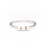 Anillo de plata de ley de 925 con tres perlas.