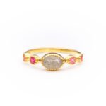 Anillo de plata de ley de 925 con baño de oro y piedras naturales.