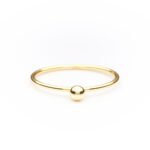Anillo de plata de ley de 925 con baño de oro y bola de oro.