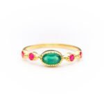 Anillo de plata de ley de 925 con baño de oro y piedras naturales.