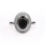 Anillo de plata de ley de 925 con jade negra.