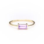 Anillo de plata de ley de 925 con baño de oro y circonita morada.