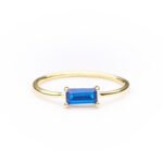 Anillo de plata de ley de 925 con baño de oro y circonita azul.