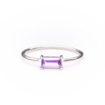 Anillo de plata de ley de 925 y circonita morada.