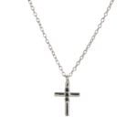 Gargantilla cruz con tres circonitas negras de plata de ley.