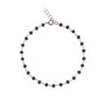 Pulsera de plata de ley con piedras de cristal negro.