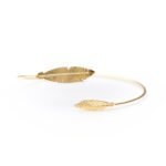 Brazalete de plata de ley bañada en oro con hojas.